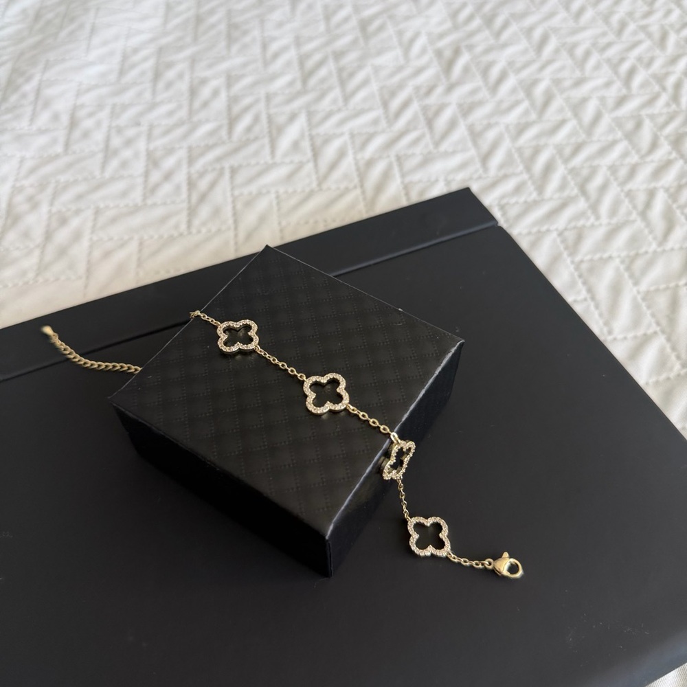 Elegant Gold and Silver Flower Bracelet new in a box gold plated - Picture 15 of 15